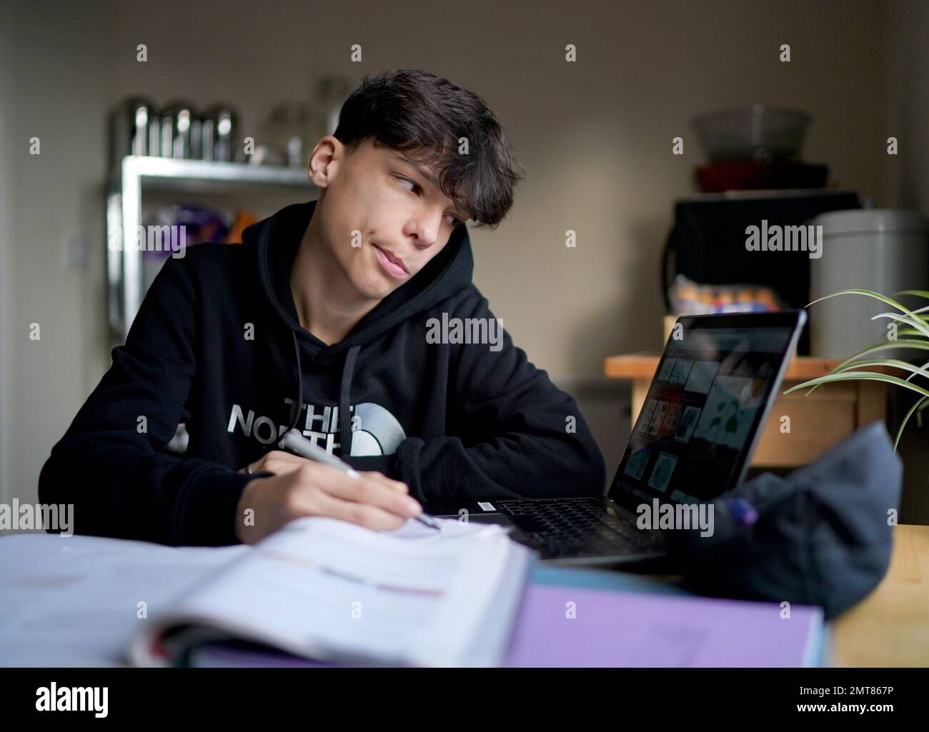 Euan Stanton studia a casa sua in Kent mentre la sua scuola è chiusa durante l'azione di sciopero da parte del personale docente. Decine di migliaia di insegnanti in tutto il Regno Unito stanno colpendo in una disputa sulla retribuzione. Data immagine: Mercoledì 1 febbraio 2023. Foto Stock