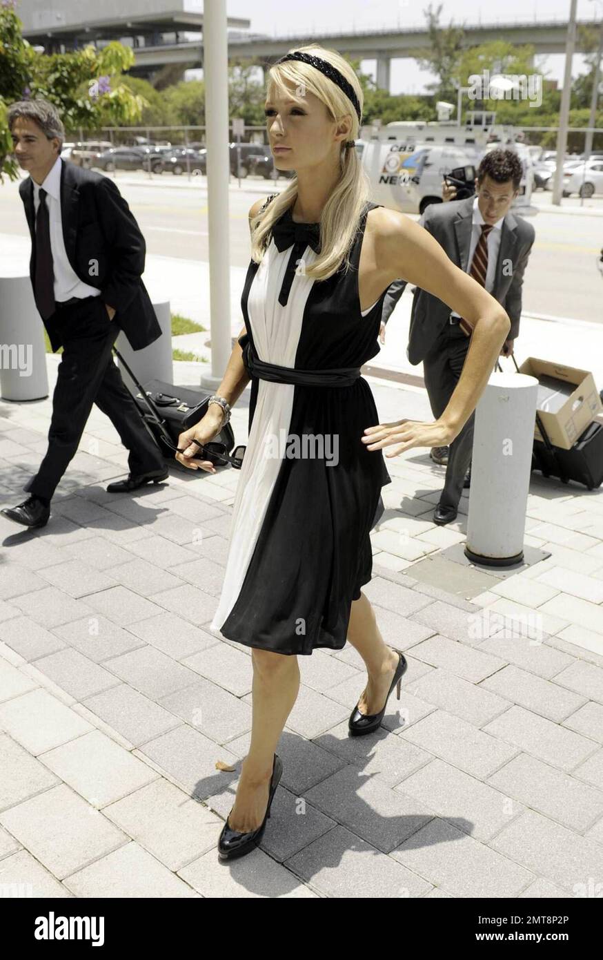 Il Paris Hilton arriva a una casa di corte di Miami per assistere ad un processo in cui è stata processata per non aver presumibilmente promosso il flop del box-Office del 2006, 'impegno questo!'. La causa è stata depositata per conto di un gruppo di investitori che sostengono che Parigi non ha onorato il suo contratto per promuovere il rilascio di DVD e stanno chiedendo $8 milioni di dollari in danni da Hilton e la sua società di intrattenimento. Insiste sul fatto che ha fatto tutto il possibile per promuovere il film. Miami, Florida. 7/9/09. Foto Stock
