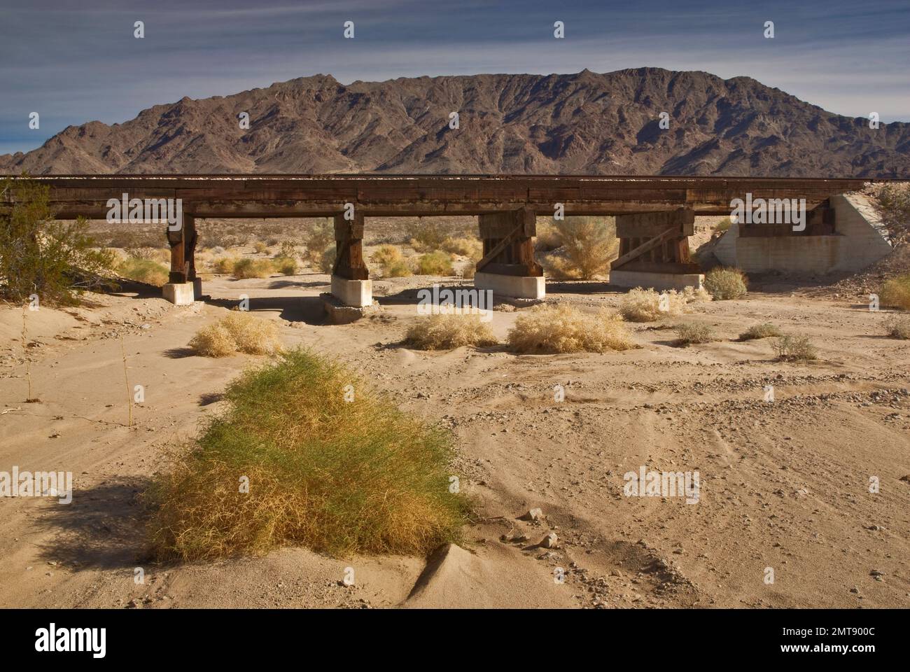 Ponte ferroviario su arroyo, Cadiz Road, Ship Mountains in Distance, Mojave Desert, Mojave Trails National Monument, California, USA Foto Stock