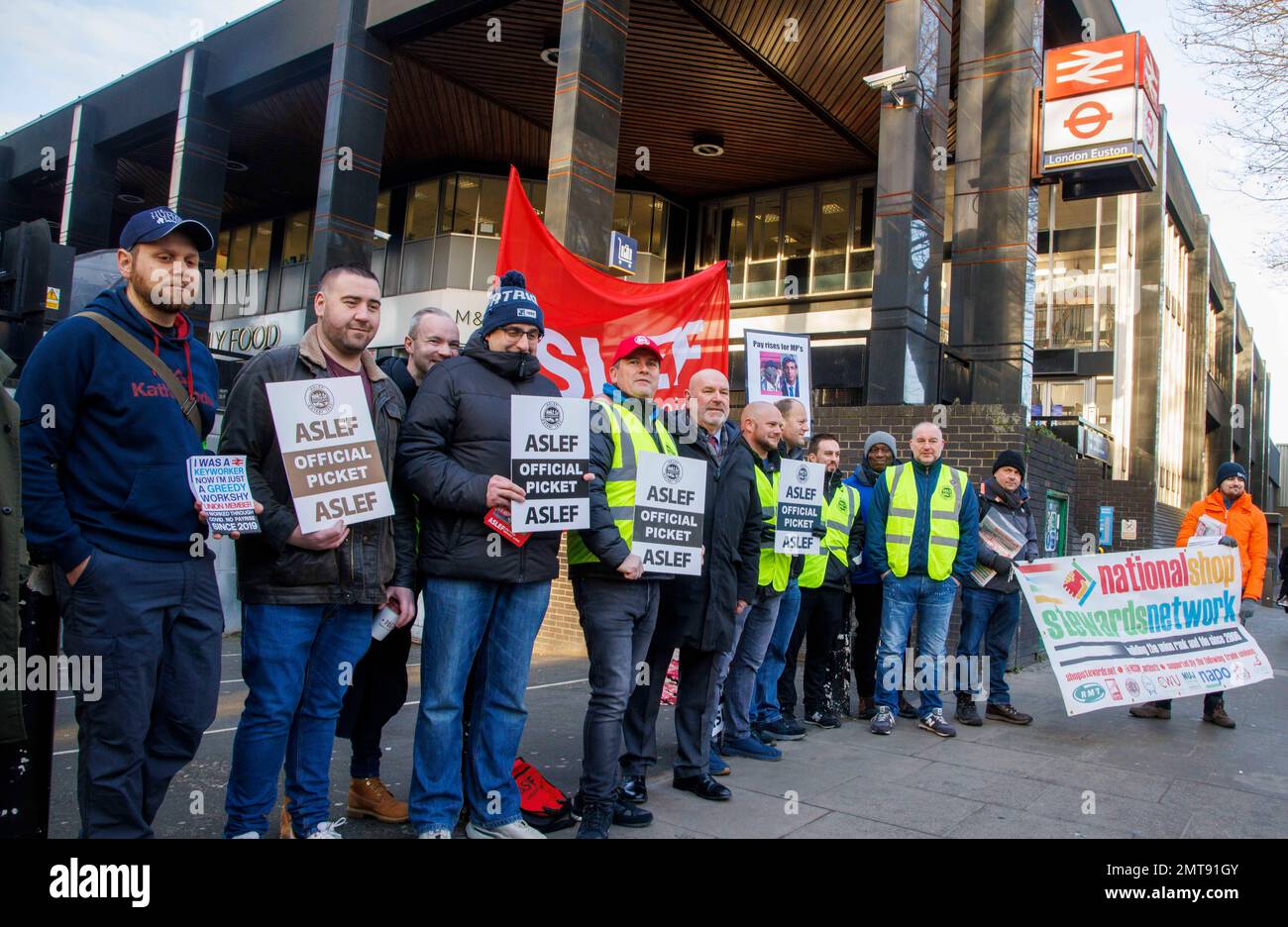 Londra, Regno Unito. 1st Feb, 2023. Picket Line presso la Euston Stationwith Mick Whelan(Centre) Segretario Generale dell'ASLEF. I macchinisti, provenienti da ASLEF, colpiscono il 1st febbraio dopo aver rifiutato un aumento delle retribuzioni del 4%. Credit: Notizie dal vivo di Mark Thomas/Alamy Foto Stock