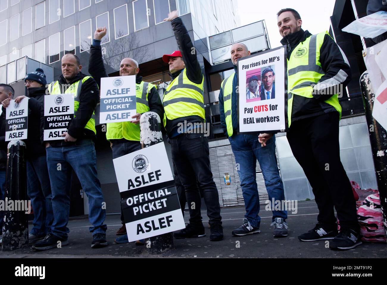 Londra, Regno Unito. 1st Feb, 2023. Linea picket alla stazione di Euston. I macchinisti, provenienti da ASLEF, colpiscono il 1st febbraio dopo aver rifiutato un aumento delle retribuzioni del 4%. Credit: Notizie dal vivo di Mark Thomas/Alamy Foto Stock