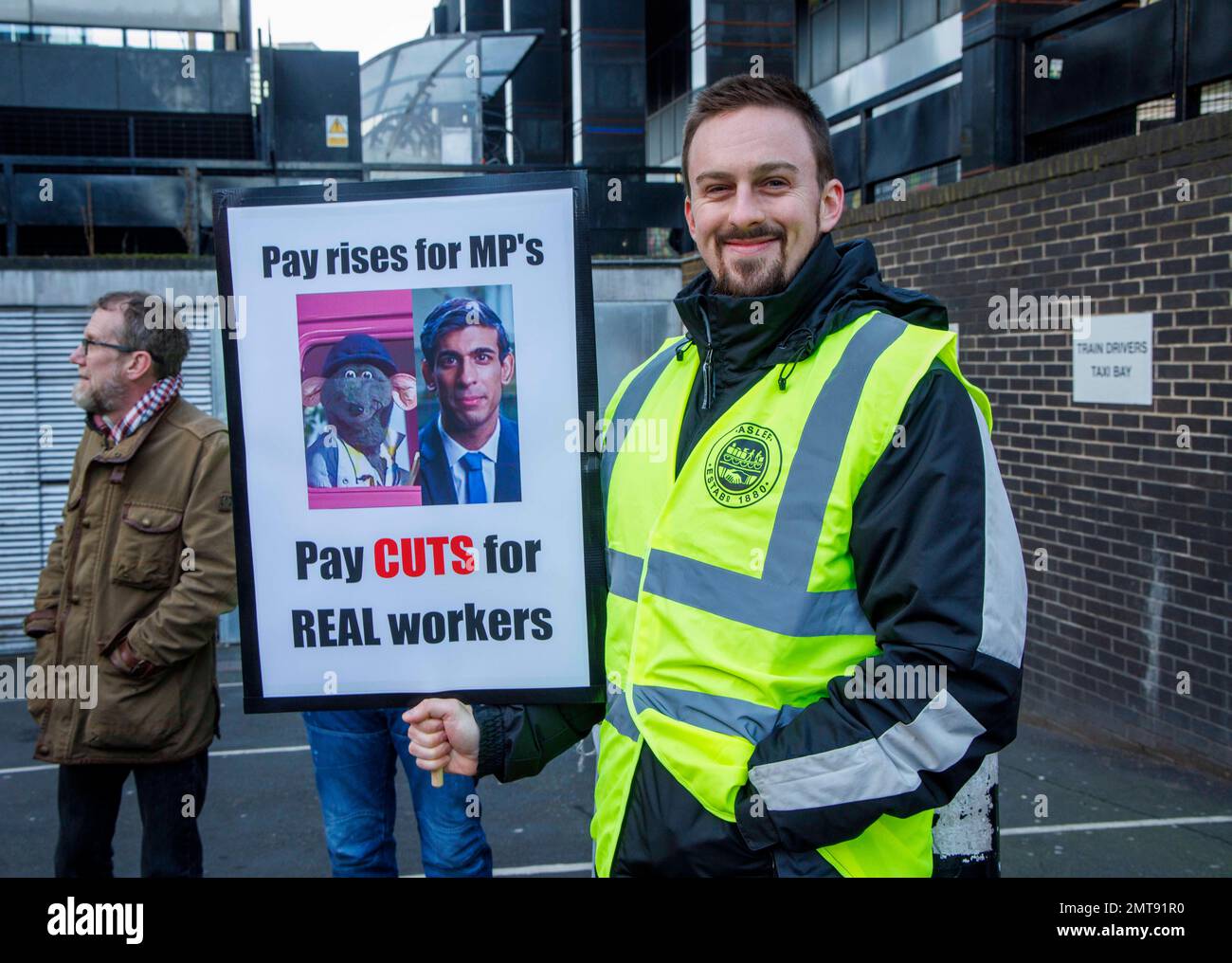 Londra, Regno Unito. 1st Feb, 2023. Linea picket alla stazione di Euston. I macchinisti, provenienti da ASLEF, colpiscono il 1st febbraio dopo aver rifiutato un aumento delle retribuzioni del 4%. Credit: Notizie dal vivo di Mark Thomas/Alamy Foto Stock