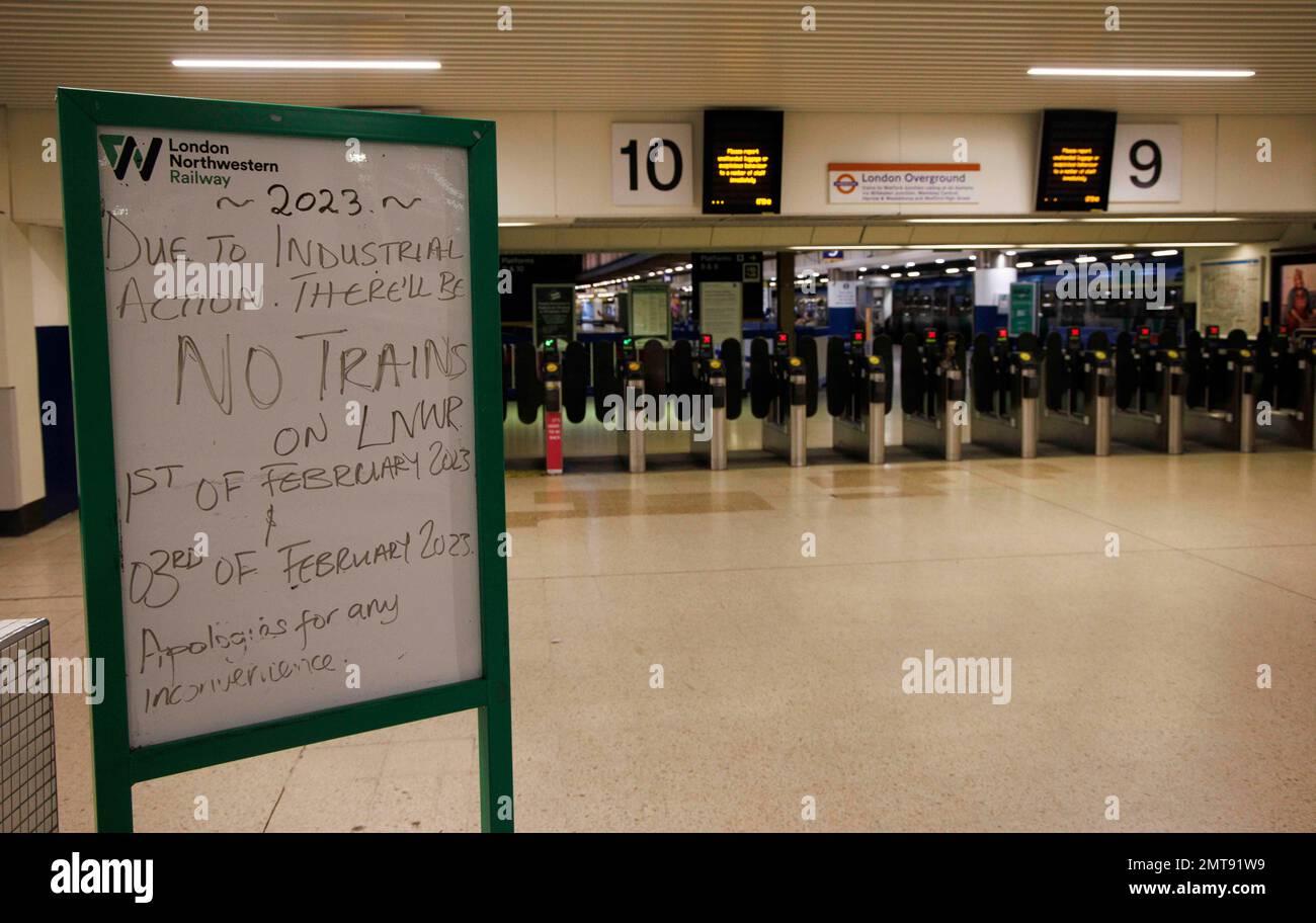 Londra, Regno Unito. 1st Feb, 2023. Una stazione Euston vuota alle 8am del mattino, quando normalmente sarebbe imballata con pendolari. I macchinisti, provenienti da ASLEF, colpiscono il 1st febbraio dopo aver rifiutato un aumento delle retribuzioni del 4%. Credit: Notizie dal vivo di Mark Thomas/Alamy Foto Stock