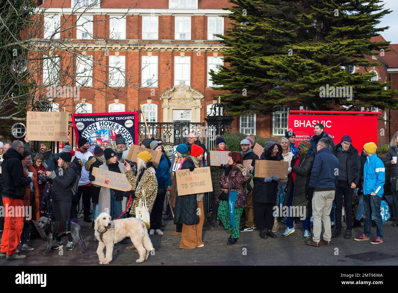 Brighton & Hove, Sussex orientale. 1st febbraio 2023. Sciopero degli insegnanti. I membri della National Education Union (NEU) in Inghilterra e Galles hanno votato a stragrande maggioranza per lanciare una campagna a favore di un aumento degli stipendi al di sopra dell’inflazione, finanziato a pieno titolo. Oltre agli insegnanti, anche il personale universitario, i lavoratori ferroviari e la pubblica amministrazione sono impressionanti. I sindacati dicono che sarà il giorno più grande degli scioperi in oltre un decennio, con oltre mezzo milione di lavoratori in sciopero. Foto Stock