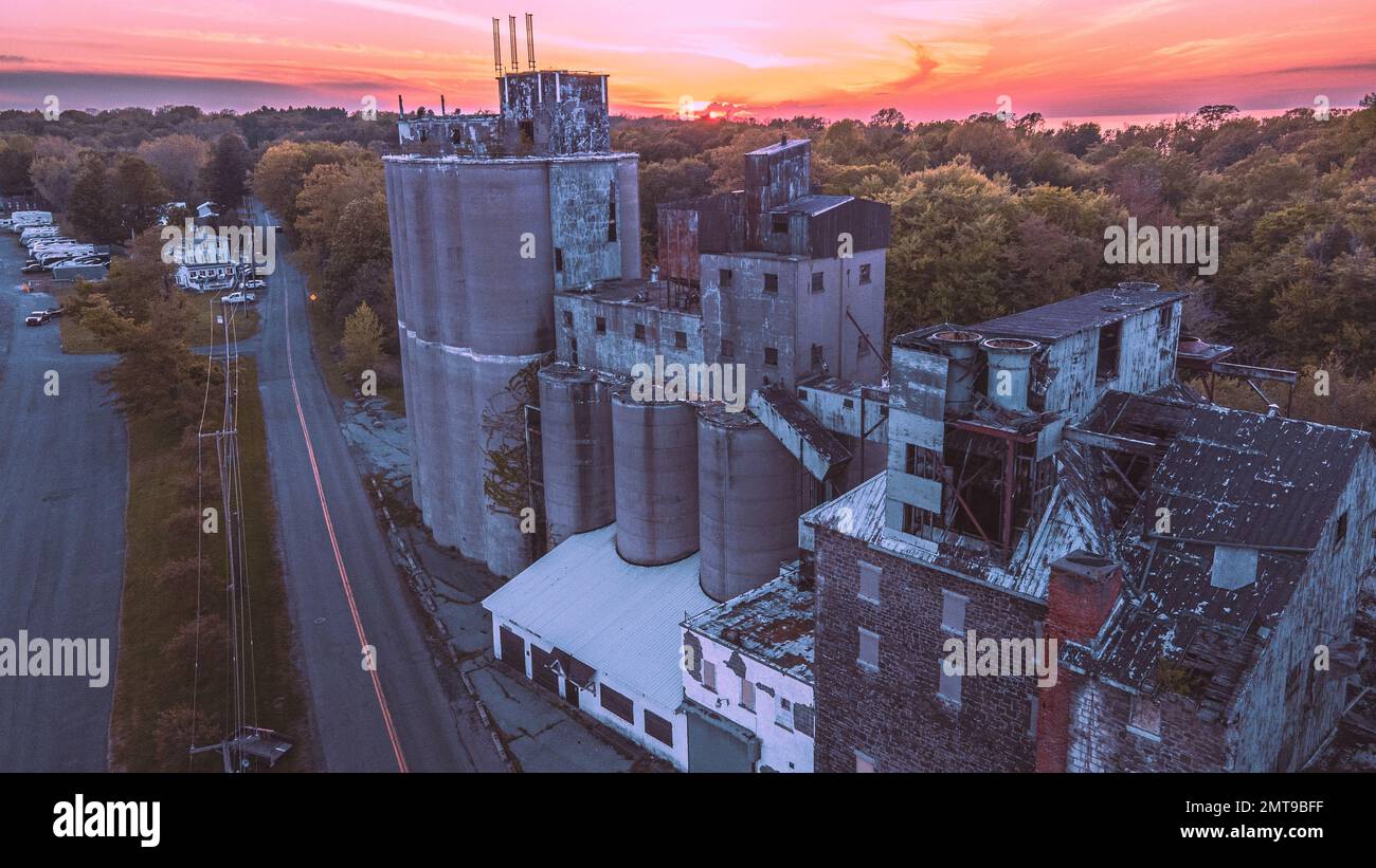 Una vista aerea di una vecchia Malt House situata a Sodus Point, New York vista durante il tramonto Foto Stock