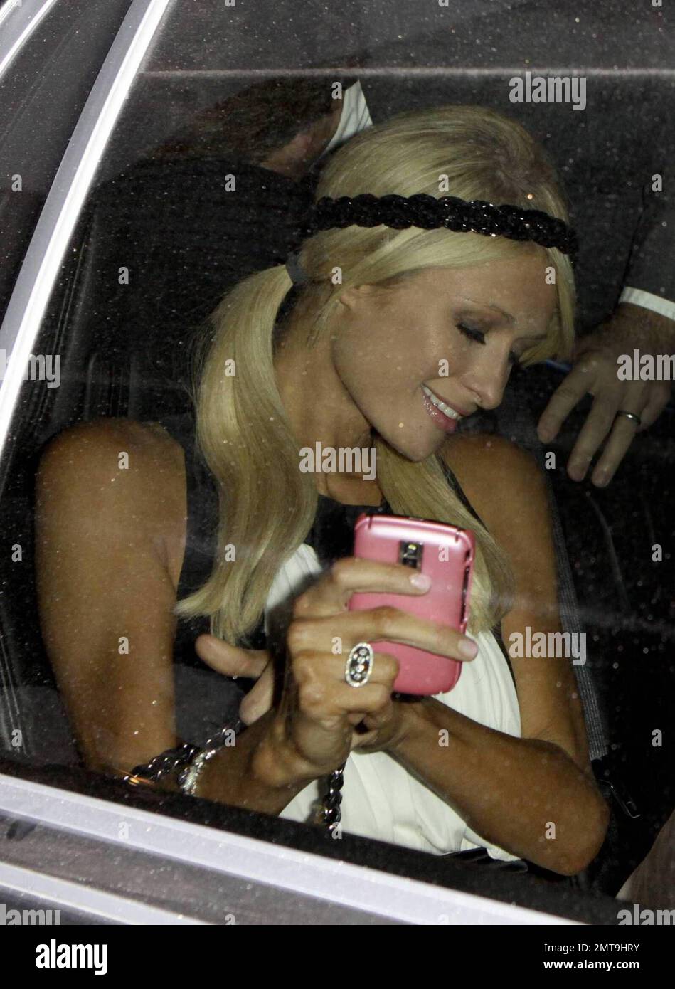 Il Paris Hilton lascia una casa di corte di Miami dopo aver partecipato ad un processo in cui è stata citato in giudizio per non aver promosso il flop del box-Office del 2006, "promettere questo!". La causa è stata depositata per conto di un gruppo di investitori che sostengono che Parigi non ha onorato il suo contratto per promuovere il rilascio di DVD e stanno chiedendo $8 milioni di dollari in danni da Hilton e la sua società di intrattenimento. Insiste sul fatto che ha fatto tutto il possibile per promuovere il film. Miami, Florida. 7/9/09. Foto Stock