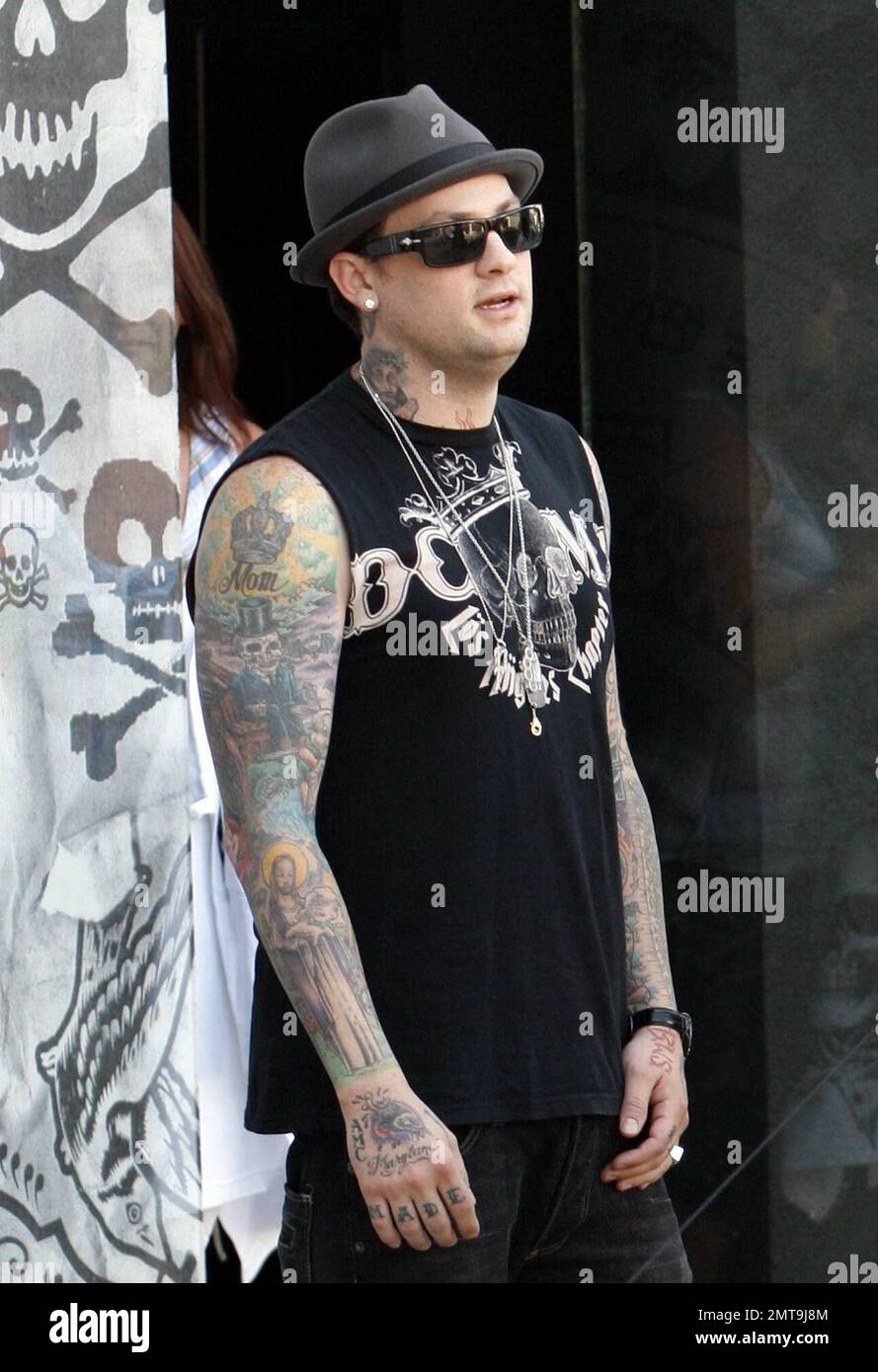Una di queste cose non è come le altre! Paris Hilton, con il suo piccolo cane al traino, sembra un po' fuori posto con il suo abito colorato e il grande cappello blu mentre lei e il ragazzo Benji Madden fanno una sosta per fare shopping al negozio Benji, il DCMA Collective. Hollywood, California. 5/20/08. Foto Stock