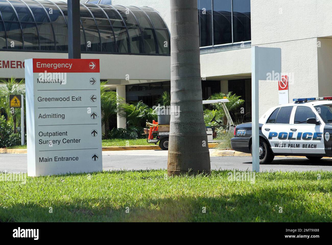 È riferito che St. Mary's Hospital ha spostato un paziente per fare il posto per la diva superstar Celine Dion quando ha fatto il check-in nella struttura il sabato. Secondo i rapporti, un'altra donna, anche in ospedale per partorire, è stata invitata a lasciare la sua stanza perché è stata messa da parte per il songbird canadese settimane fa. La camera, ristrutturata e arredata con un letto più grande, forno a microonde e frigorifero, tra le altre dotazioni, era in uso perché non aspettavano che Dion arrivasse in albergo così presto. Il portavoce dell'ospedale Ryan Lieber e i pubblicisti di Celine sostengono che è lì come un professionista standard Foto Stock