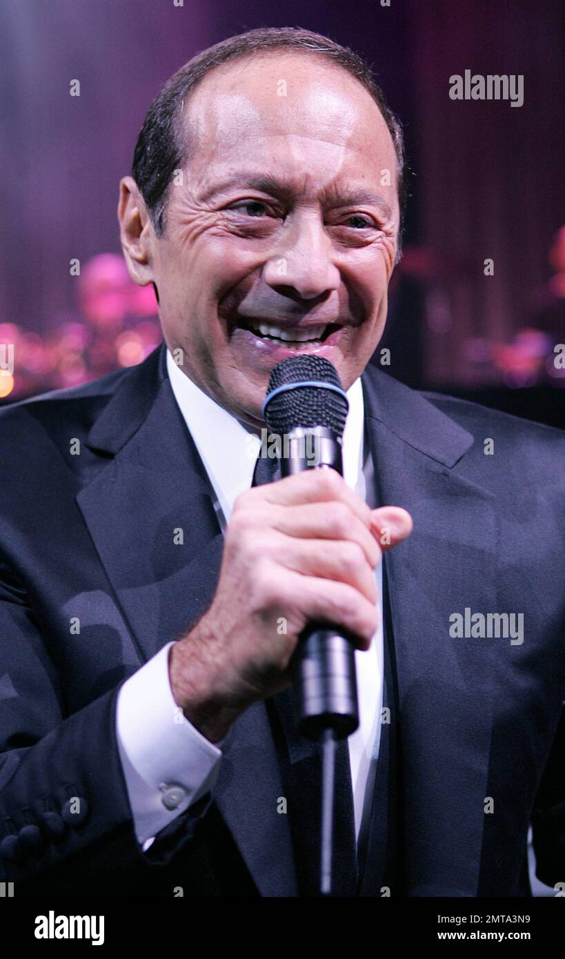 Paul Anka si esibisce dal vivo in concerto presso il Seminole Hard Rock Live di Hollywood, Florida. 1/20/10. Foto Stock