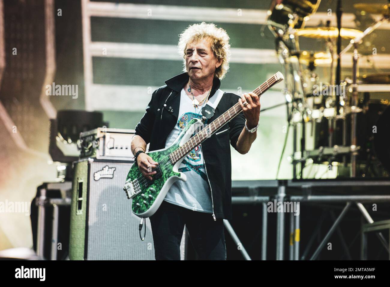 STADIO OLIMPICO, TORINO, ITALIA: Claudio Golinelli, bassista del rocker italiano Vasco Rossi, che si esibisce dal vivo sul palco per il tour “LIVE KOM” Foto Stock