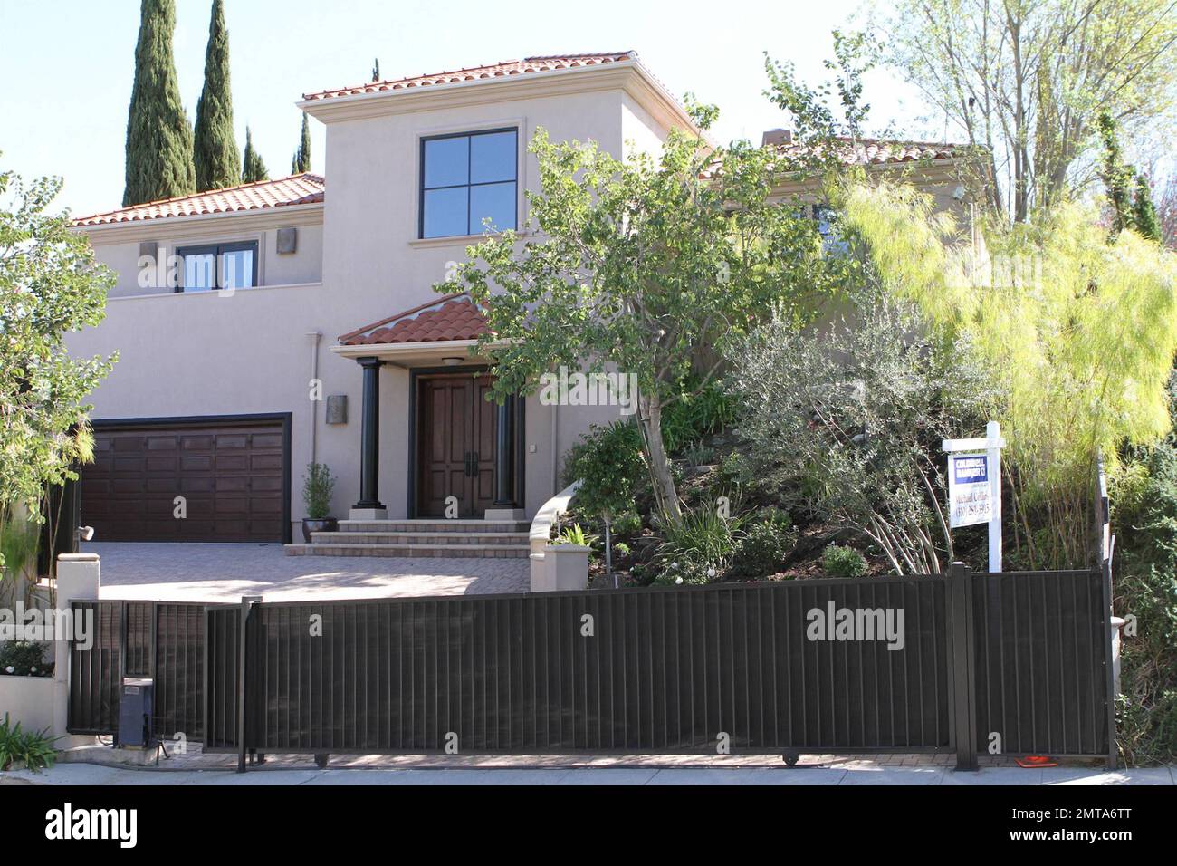 Il giudice del 'fattore X' Paula Abdul ha messo a casa sua Sherman Oaks sul mercato con un prezzo di domanda di $1,899 milioni di dollari. La casa, costruita nel 2000, è di 4.679 metri quadrati, comprende 5 camere da letto e 4,5 bagni e dispone di un grande ingresso con doppia scala, porte francesi che si aprono sul patio e le aree piscina, oltre a canyon e vista sulla città. La casa è stata acquistata nel 2000 per $1,285 milioni di dollari. La notizia della vendita della casa viene tra i rapporti che Paula ha perso $900.000 in una causa depositata contro di lei da Jill Kohl dopo che ha inciampato nel vialetto di Abdul nel 2009 durante le riprese del suo reality show 'Hey Foto Stock