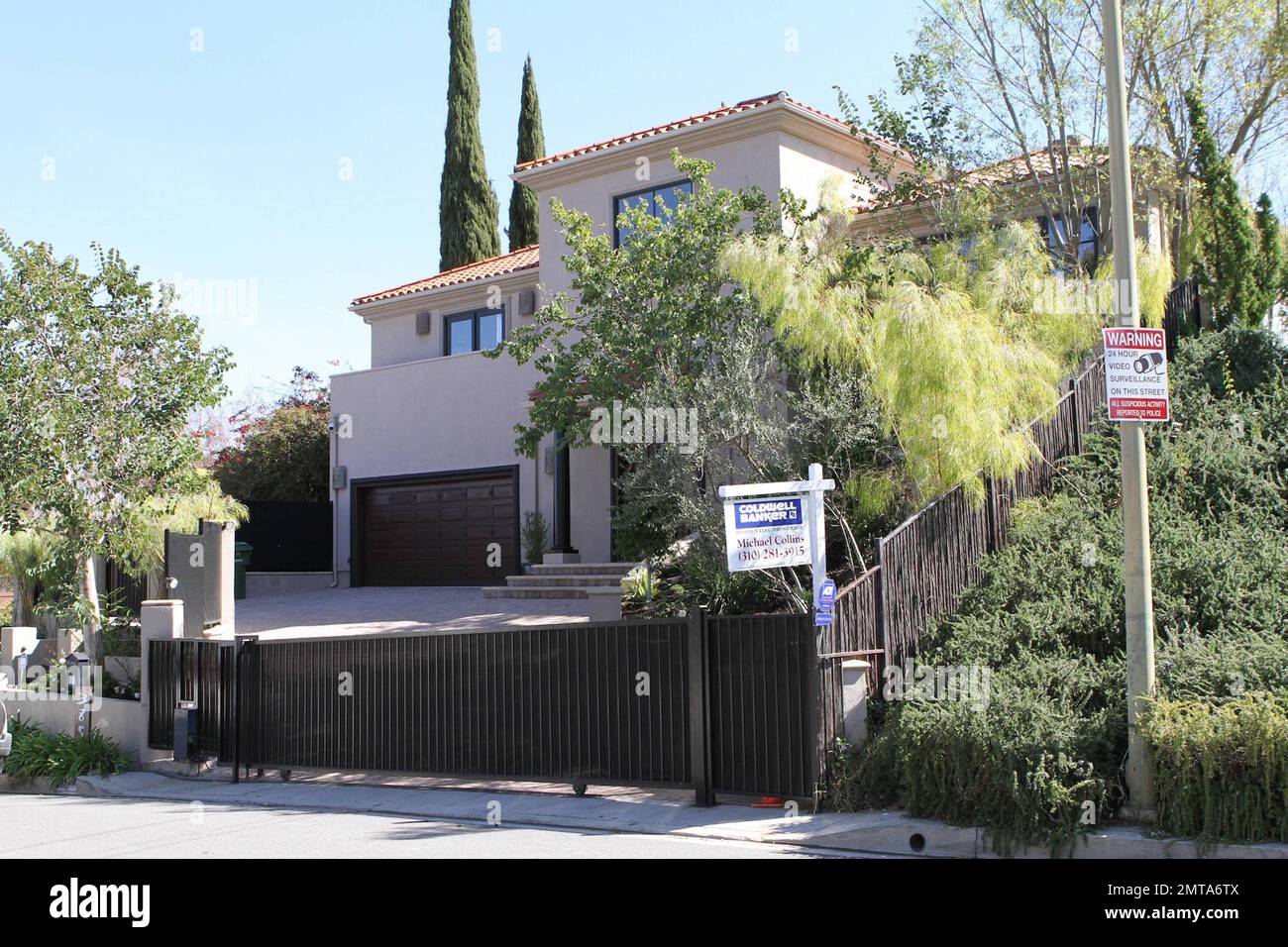 Il giudice del 'fattore X' Paula Abdul ha messo a casa sua Sherman Oaks sul mercato con un prezzo di domanda di $1,899 milioni di dollari. La casa, costruita nel 2000, è di 4.679 metri quadrati, comprende 5 camere da letto e 4,5 bagni e dispone di un grande ingresso con doppia scala, porte francesi che si aprono sul patio e le aree piscina, oltre a canyon e vista sulla città. La casa è stata acquistata nel 2000 per $1,285 milioni di dollari. La notizia della vendita della casa viene tra i rapporti che Paula ha perso $900.000 in una causa depositata contro di lei da Jill Kohl dopo che ha inciampato nel vialetto di Abdul nel 2009 durante le riprese del suo reality show 'Hey Foto Stock