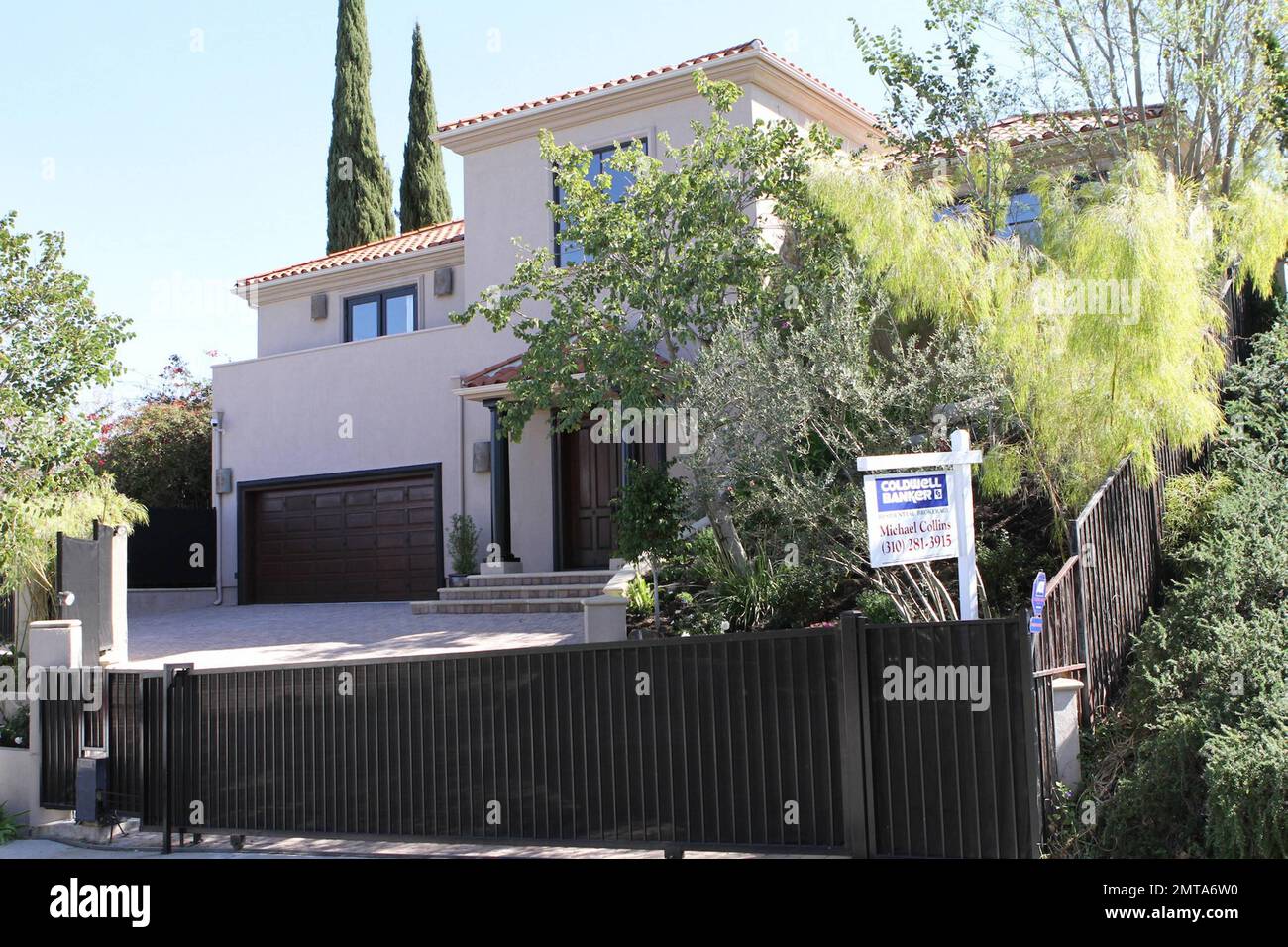 Il giudice del 'fattore X' Paula Abdul ha messo a casa sua Sherman Oaks sul mercato con un prezzo di domanda di $1,899 milioni di dollari. La casa, costruita nel 2000, è di 4.679 metri quadrati, comprende 5 camere da letto e 4,5 bagni e dispone di un grande ingresso con doppia scala, porte francesi che si aprono sul patio e le aree piscina, oltre a canyon e vista sulla città. La casa è stata acquistata nel 2000 per $1,285 milioni di dollari. La notizia della vendita della casa viene tra i rapporti che Paula ha perso $900.000 in una causa depositata contro di lei da Jill Kohl dopo che ha inciampato nel vialetto di Abdul nel 2009 durante le riprese del suo reality show 'Hey Foto Stock