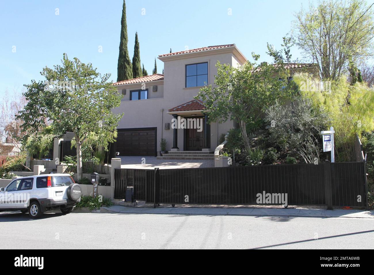 Il giudice del 'fattore X' Paula Abdul ha messo a casa sua Sherman Oaks sul mercato con un prezzo di domanda di $1,899 milioni di dollari. La casa, costruita nel 2000, è di 4.679 metri quadrati, comprende 5 camere da letto e 4,5 bagni e dispone di un grande ingresso con doppia scala, porte francesi che si aprono sul patio e le aree piscina, oltre a canyon e vista sulla città. La casa è stata acquistata nel 2000 per $1,285 milioni di dollari. La notizia della vendita della casa viene tra i rapporti che Paula ha perso $900.000 in una causa depositata contro di lei da Jill Kohl dopo che ha inciampato nel vialetto di Abdul nel 2009 durante le riprese del suo reality show 'Hey Foto Stock