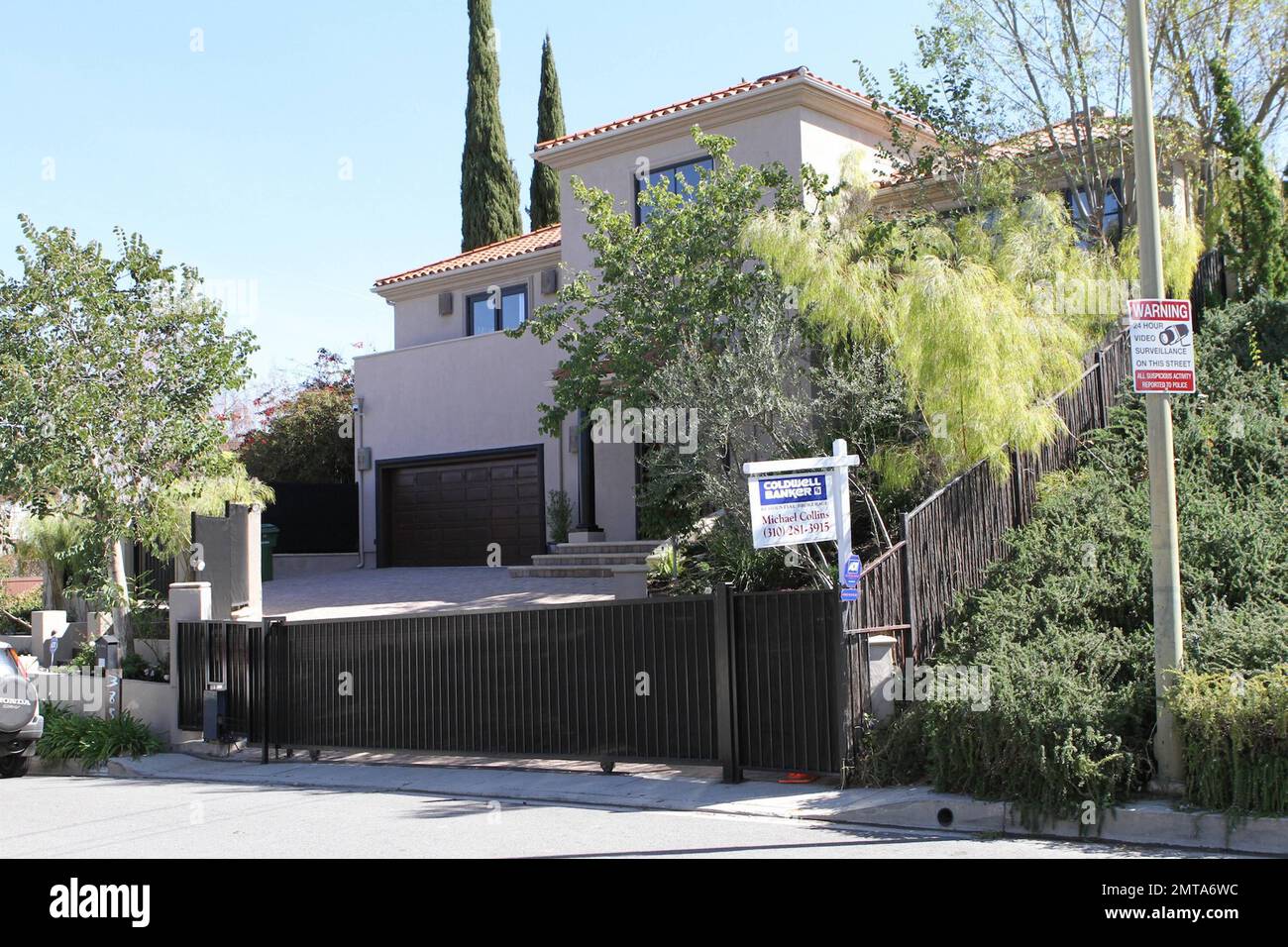 Il giudice del 'fattore X' Paula Abdul ha messo a casa sua Sherman Oaks sul mercato con un prezzo di domanda di $1,899 milioni di dollari. La casa, costruita nel 2000, è di 4.679 metri quadrati, comprende 5 camere da letto e 4,5 bagni e dispone di un grande ingresso con doppia scala, porte francesi che si aprono sul patio e le aree piscina, oltre a canyon e vista sulla città. La casa è stata acquistata nel 2000 per $1,285 milioni di dollari. La notizia della vendita della casa viene tra i rapporti che Paula ha perso $900.000 in una causa depositata contro di lei da Jill Kohl dopo che ha inciampato nel vialetto di Abdul nel 2009 durante le riprese del suo reality show 'Hey Foto Stock