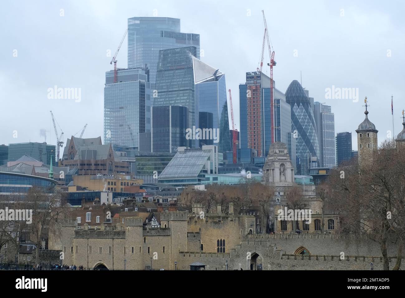 Skyline di Londra in una giornata di inverni nuvolosi Foto Stock