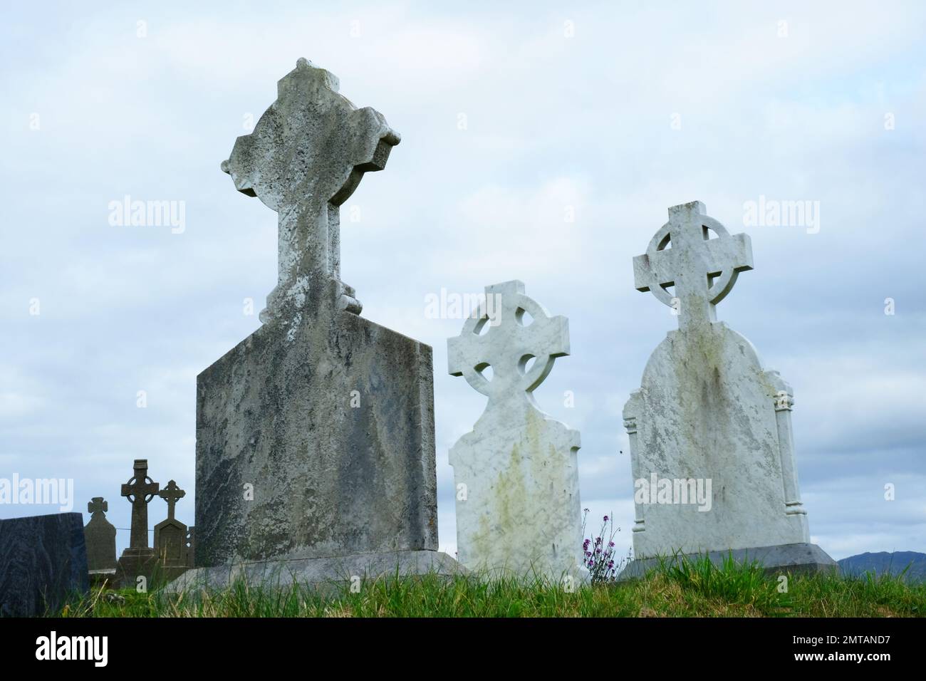 Lapidi nel cimitero di Kilcatherine sulla costa della contea di Cork, Irlanda - John Gollop Foto Stock