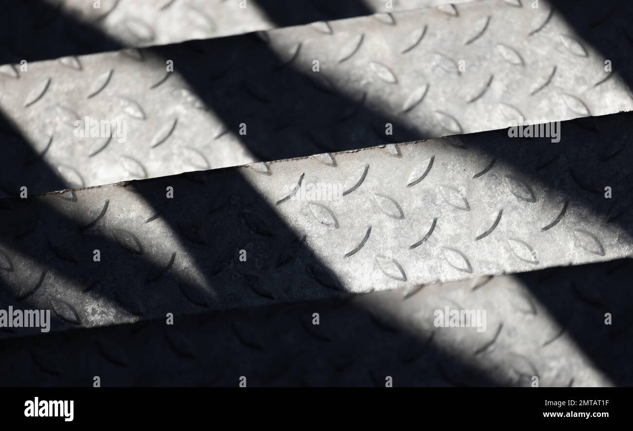 Scale industriali in acciaio grigio con motivo a rombo e strisce ombreggiate. Foto di sfondo industriale Foto Stock