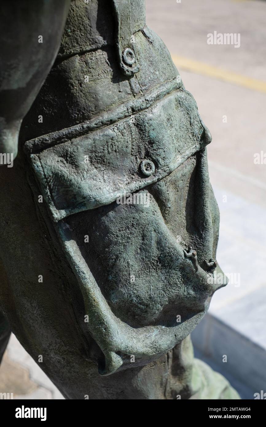 Particolare di Estatua che y Niño, statua di che Guevara con un bambino, Santa Clara, Cuba, con dettagli che raffigurano momenti della sua vita. Foto Stock