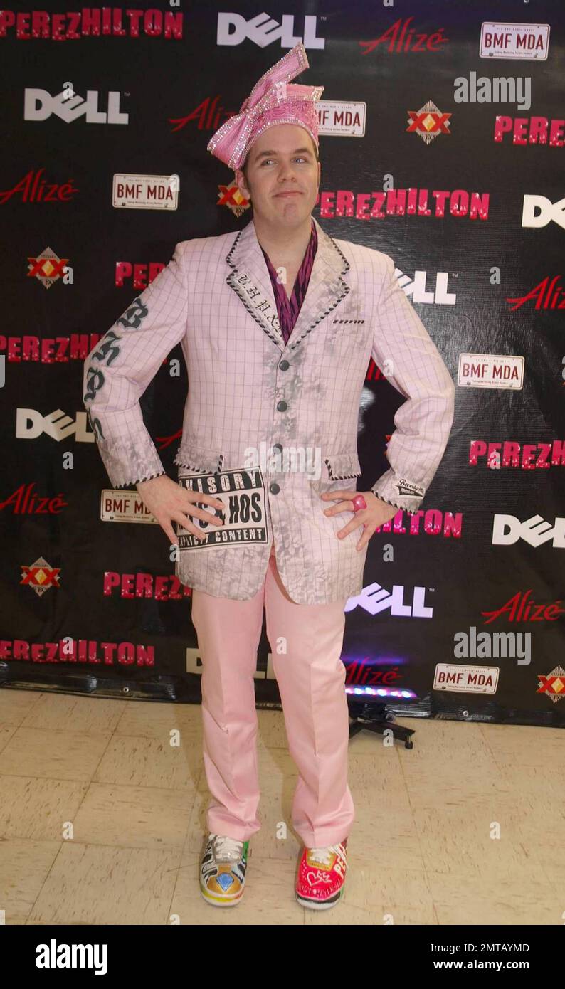 Perez Hilton è una visione in rosa quando arriva per il suo evento durante  il festival musicale South by Southwest. Ha indossato un cappello rosa che  ricorda quello di Aretha Franklin all'inaugurazione