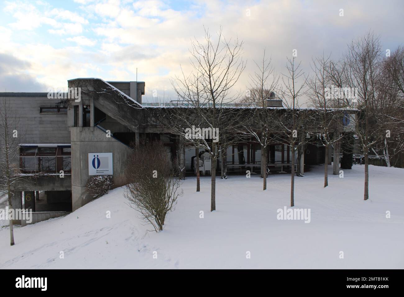 Mattina tranquilla, silenziosa e serena a Stoccarda. Le sistemazioni e le panchine innevate a Stoccarda. La natura può veramente abbracciarci in un fiffy. Foto Stock