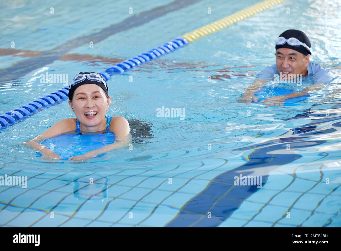 Coppia giapponese senior presso la piscina coperta Foto Stock