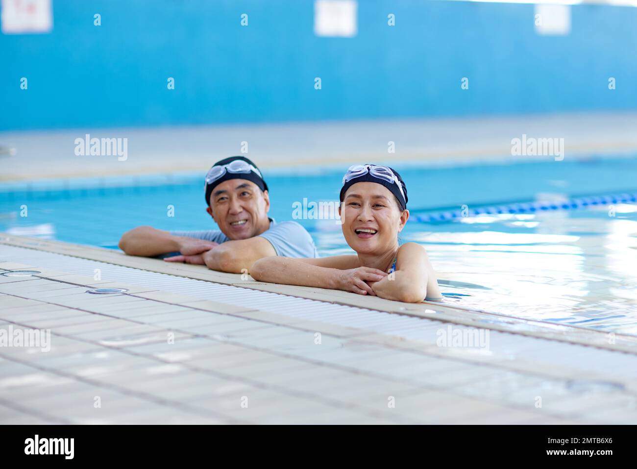 Coppia giapponese senior presso la piscina coperta Foto Stock