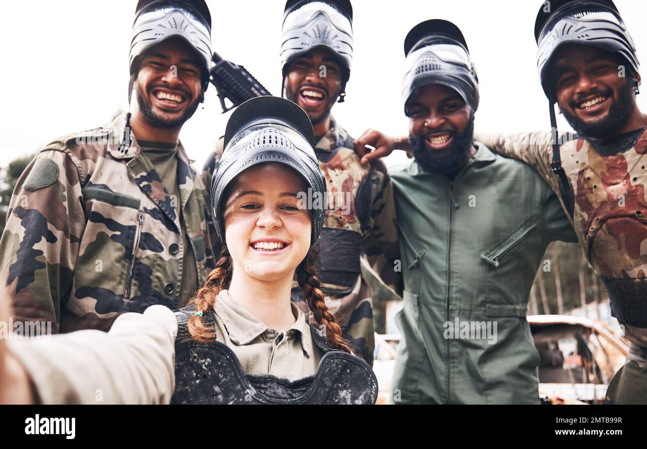 Diversità, selfie e ritratto di gruppo militare e pistola paintball per allenamento, divertimento o sport estremi all'aperto. Faccia, amici e gente dell'esercito, sorridi Foto Stock