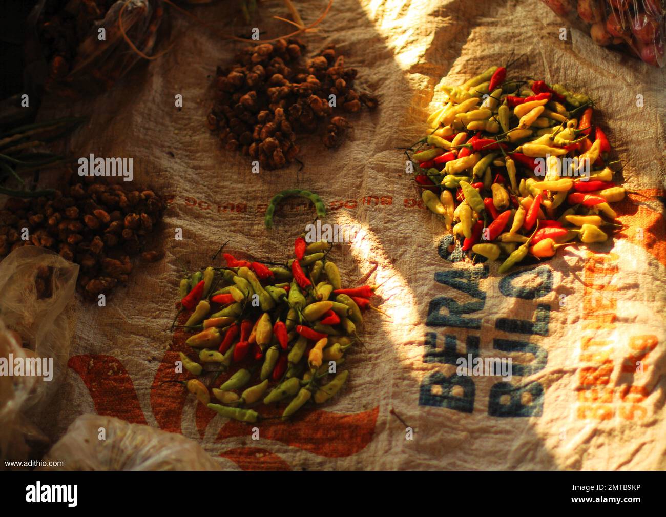 Una selezione di peperoncini in vendita in un mercato di Bali, Indonesia. Foto Stock
