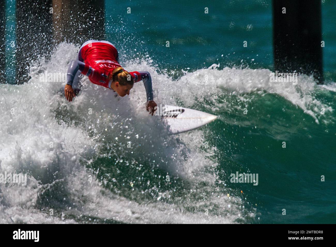 Lakey Peterson, 17 anni, ha sconfitto Carissa Moore, 19 anni, nell'ultimo evento della stagione ASP Women's World Championship Tour 2012, il Nike US Open of Surfing, di fronte a una folla di spettatori a Huntington Beach a Los Angeles, California. 5th agosto 2012. Foto Stock