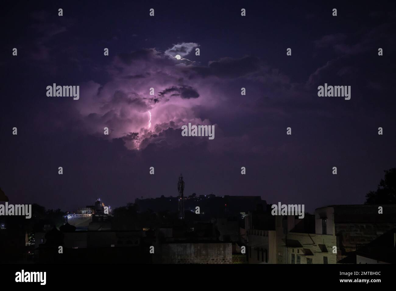L'illuminazione colpisce il cielo viola a Jodhpur, Rajasthan, India Foto Stock