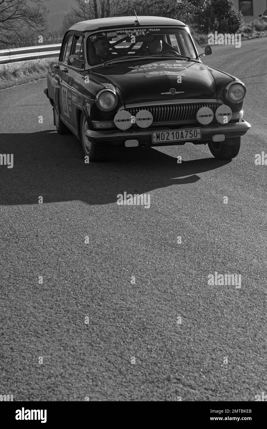 SAILLANS, FRANCIA, 30 gennaio 2023 : il Rally storico di Monte-Carlo corre sulle strade del Sud della Francia. Questa edizione del 25rd ospita 280 team con molti Foto Stock
