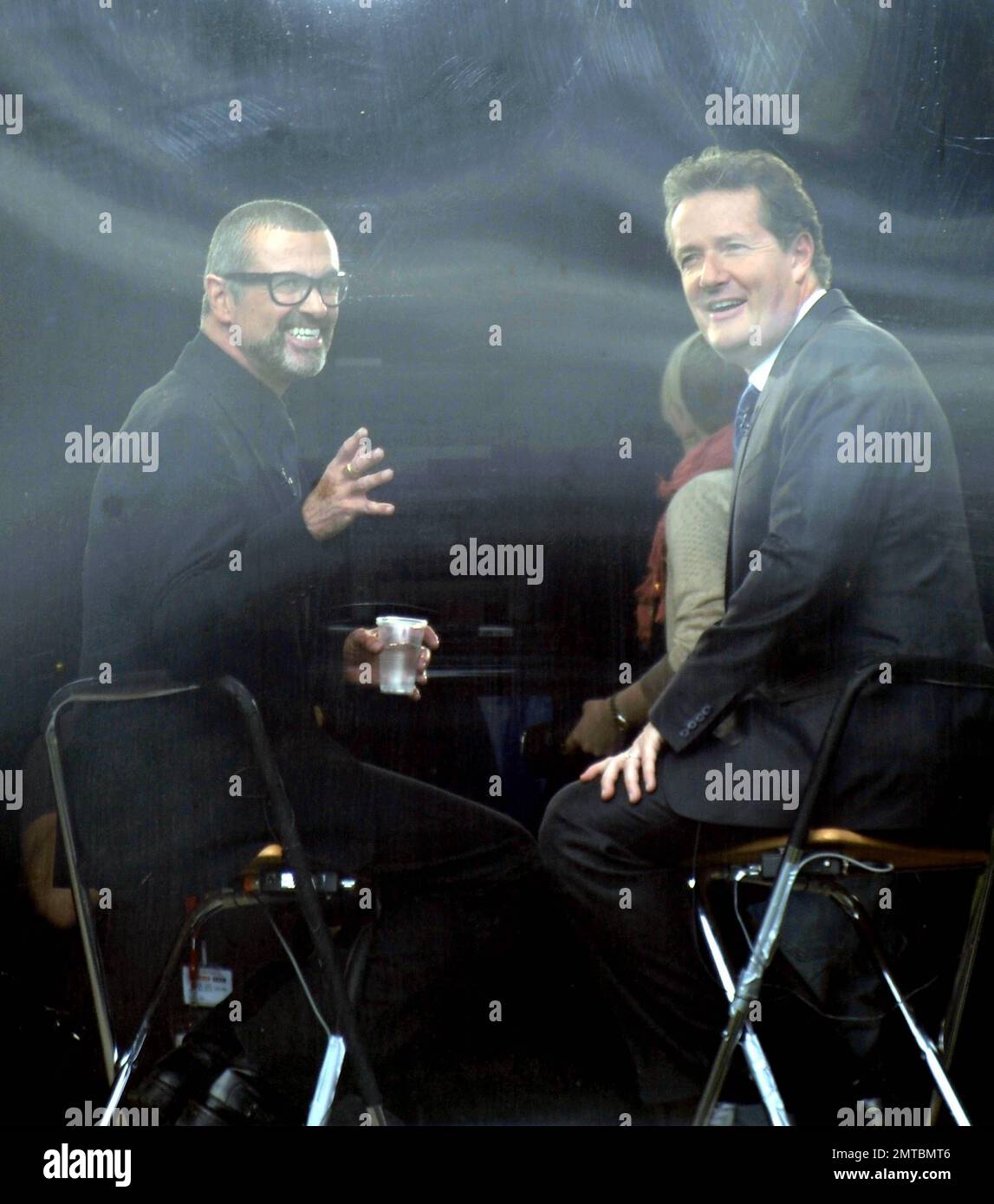 Il conduttore della CNN, Piers Morgan, intervista George Michael nell'edificio dei media fuori Buckingham Palace il giorno prima del matrimonio reale. Londra, Regno Unito. 4/28/11. Foto Stock