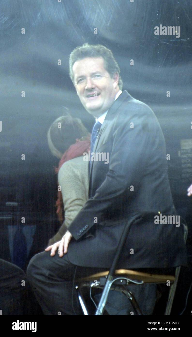 Il conduttore della CNN, Piers Morgan, intervista George Michael nell'edificio dei media fuori Buckingham Palace il giorno prima del matrimonio reale. Londra, Regno Unito. 4/28/11. Foto Stock