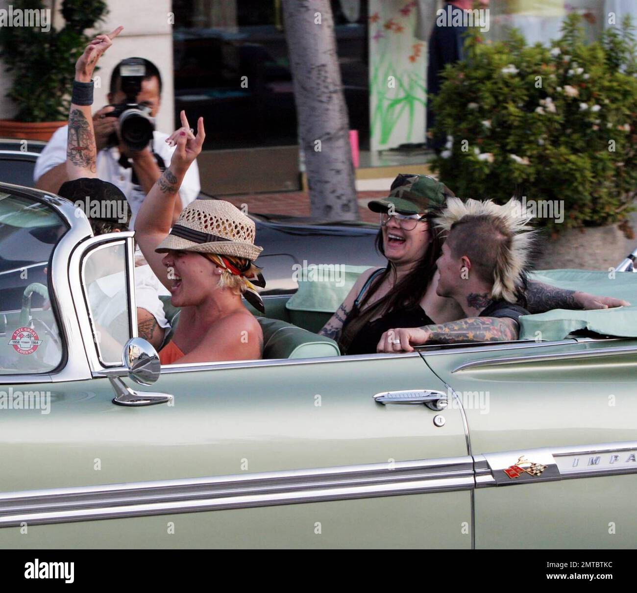 Rosa e tre dei suoi amici mangiarono una piacevole cena e bevvero Mojitos al Clafoutis di West Hollywood, CA, prima di partire con la Chevrolet convertibile della cantante del 1959. 5/8/05 Foto Stock