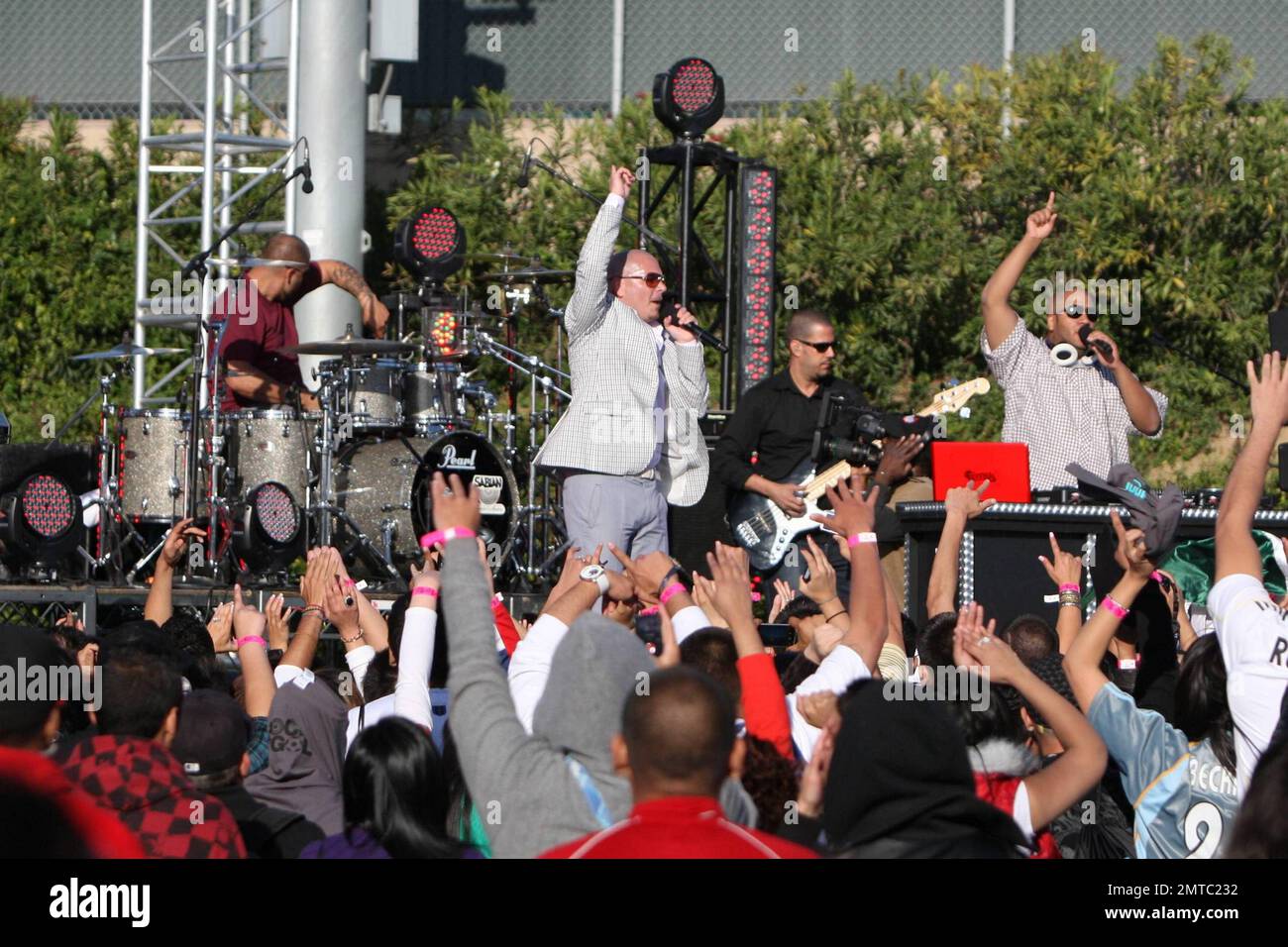 Pitbull suona al concerto di calcio della Coppa del mondo MTV Tr3s 'Rock N' Gol' presso l'Home Depot Center. Carson, California. 03/31/10. Foto Stock