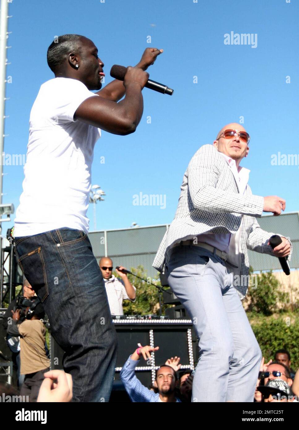 Pitbull e Akon si esibiscono al concerto di calcio della Coppa del mondo MTV Tr3s 'Rock N' Goll' presso l'Home Depot Center. Carson, California. 03/31/10. Foto Stock