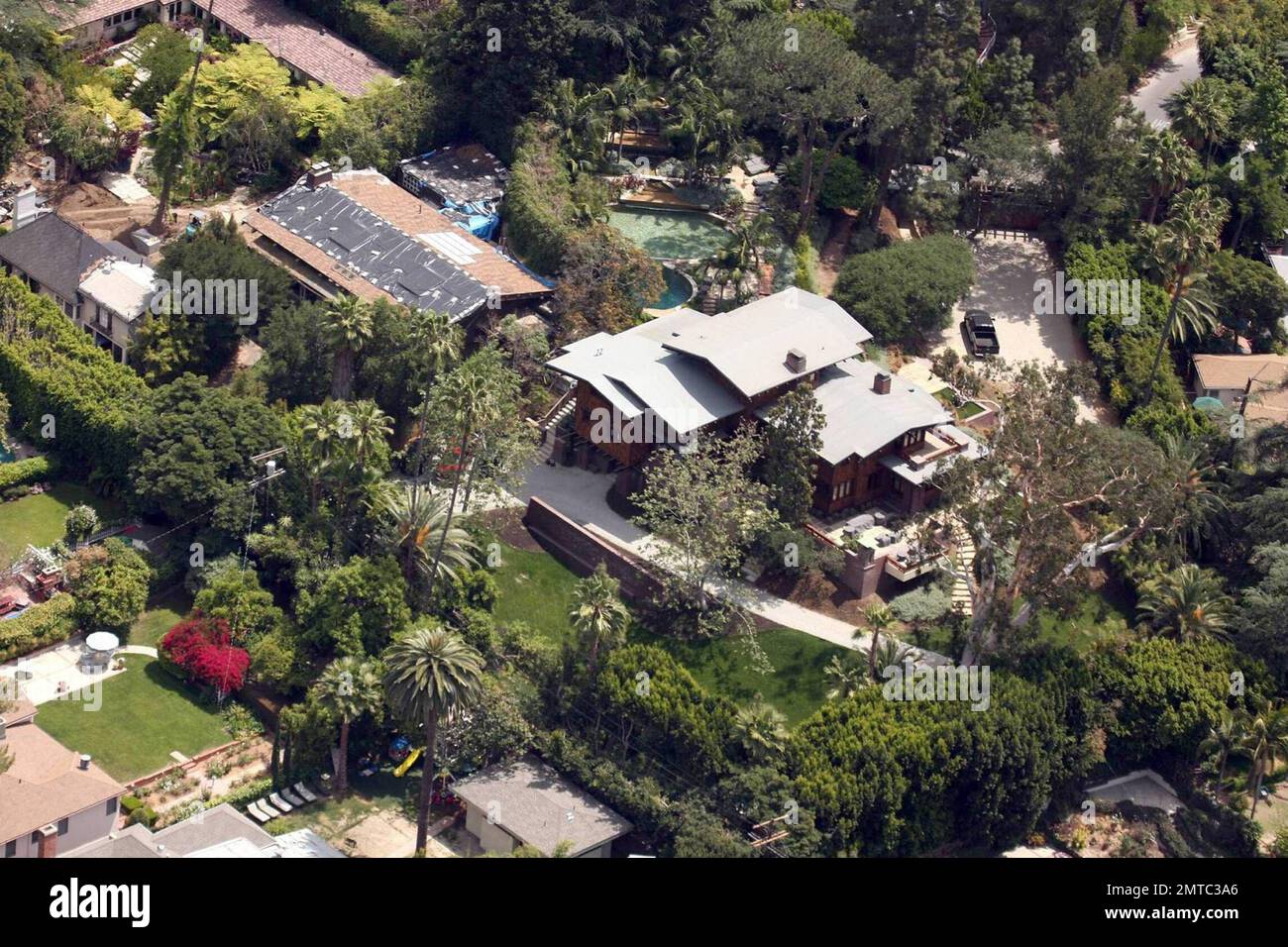 Esclusivo!! Questo è il vasto complesso hollywoodiano di Brad Pitt e Angelina  Jolie che occupa quattro case a Los Feliz. Secondo i rapporti recenti, Brad  Pitt ha lasciato la casa affittata della