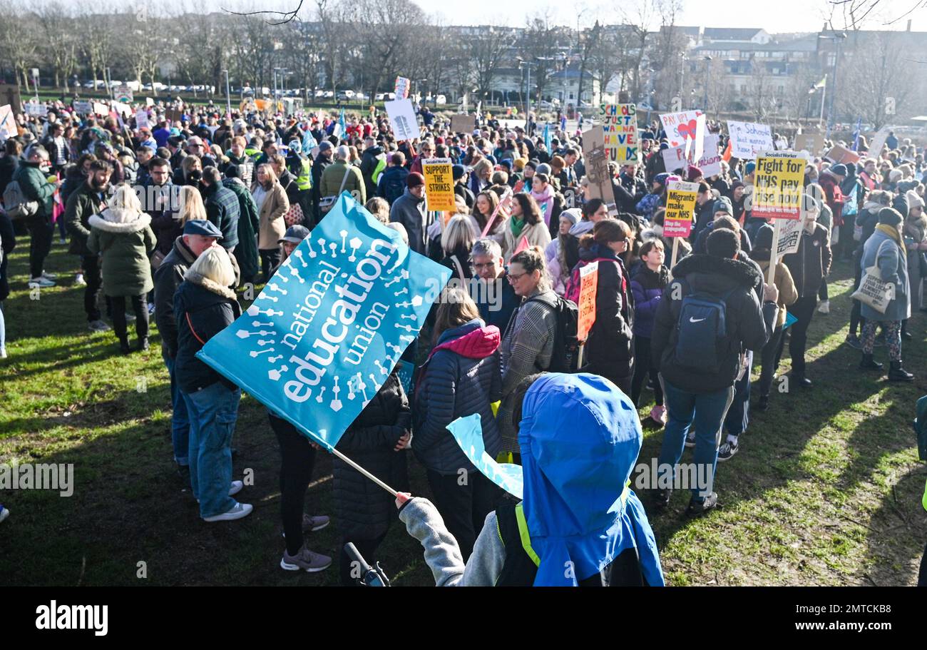 Brighton UK 1st febbraio 2023 - i manifestanti dei sindacati didattici si riuniscono al livello di Brighton come previsto mezzo milione di lavoratori dimostrano oggi in tutta la Gran Bretagna contro il governo: Credit Simon Dack / Alamy Live News Foto Stock