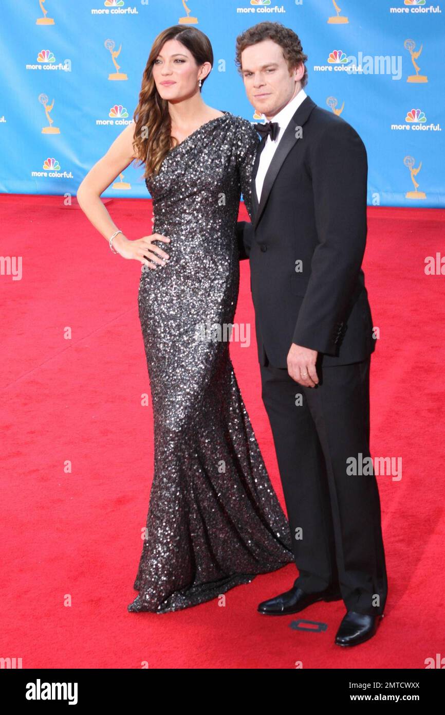 Michael C. Hall e la moglie Jennifer Carpenter camminano sul tappeto rosso per i Primetime Emmy Awards 62nd che si tengono al Nokia Theatre L.A. Dal vivo. Los Angeles, California. 08/29/10. Foto Stock