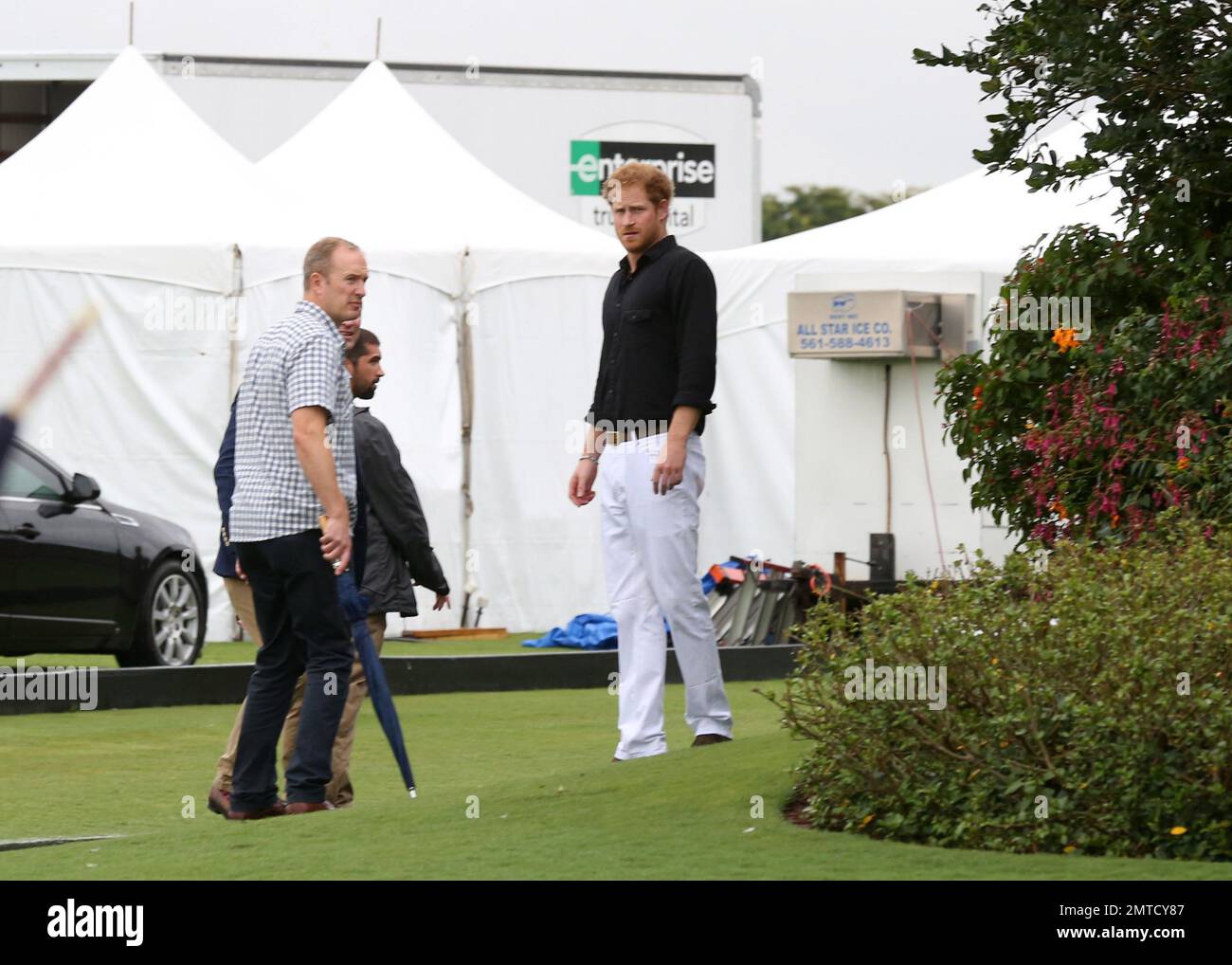 Il Principe Harry partecipa alla Sentebale Polo Cup presentata dal Royal Salute World Polo e tenuta alla Valiente Polo Farm di Wellington, Florida. Il principe Harry è stato visto competere nel fiammifero di polo di carità in pioggia pesante. Ciascuno dei tre round-robin match è stato ridotto a 2 chuckers di 5 minuti. 4th maggio, 2016. Foto Stock