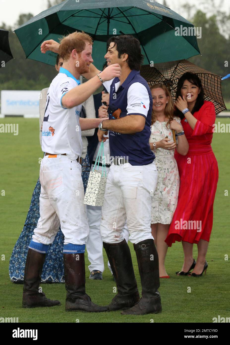 Il Principe Harry e Nacho Figueras partecipano alla Sentebale Polo Cup presentata dal Royal Salute World Polo e tenuta alla Valiente Polo Farm di Wellington, Florida. Il principe Harry è stato visto competere nel fiammifero di polo di carità in pioggia pesante. Ciascuno dei tre round-robin match è stato ridotto a 2 chuckers di 5 minuti. 4th maggio, 2016. Foto Stock