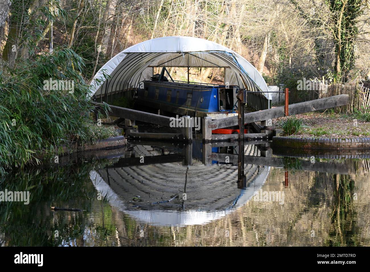 Una nave da crociera nel molo asciutto sul bel canale di Basingstoke a Deepcut in Surrey Foto Stock