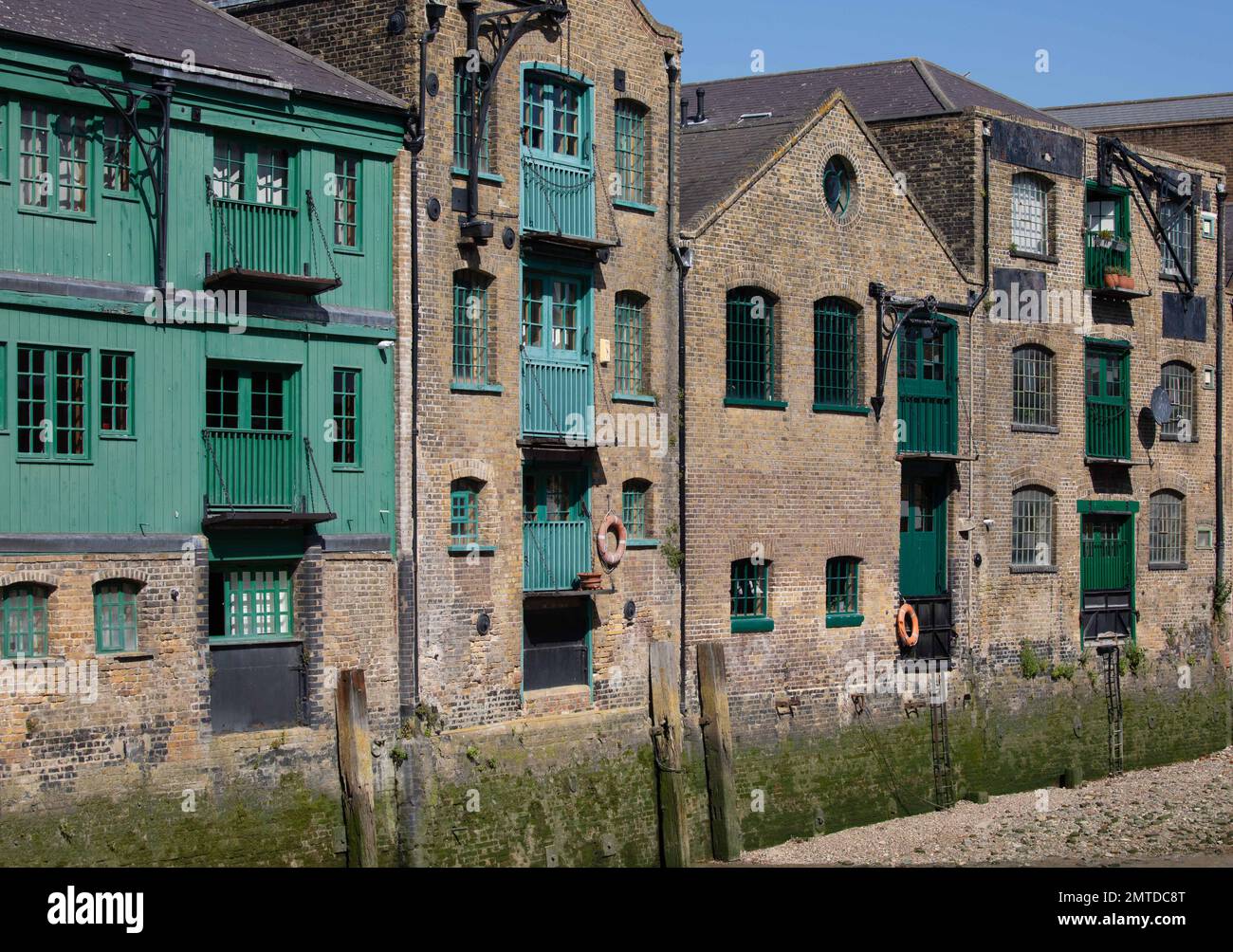 I magazzini conservati di Dunbar Wharf a Limehouse, Londra, su un'insenatura marea del Tamigi che sono stati convertiti in appartamenti residenziali. Foto Stock