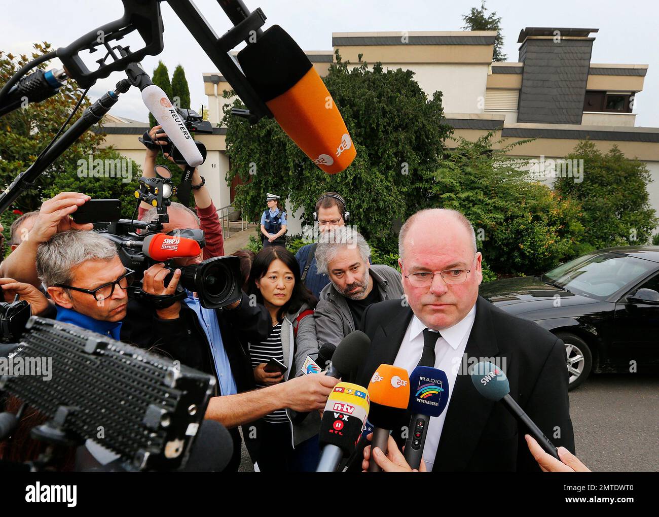 Son Walter Kohl talks to media people in front of the house of former German Chancellor Helmut Kohl, who died Friday morning in Oggersheim, Germany, Friday, June 16, 2017. (AP Photo/Michael Probst) Foto Stock