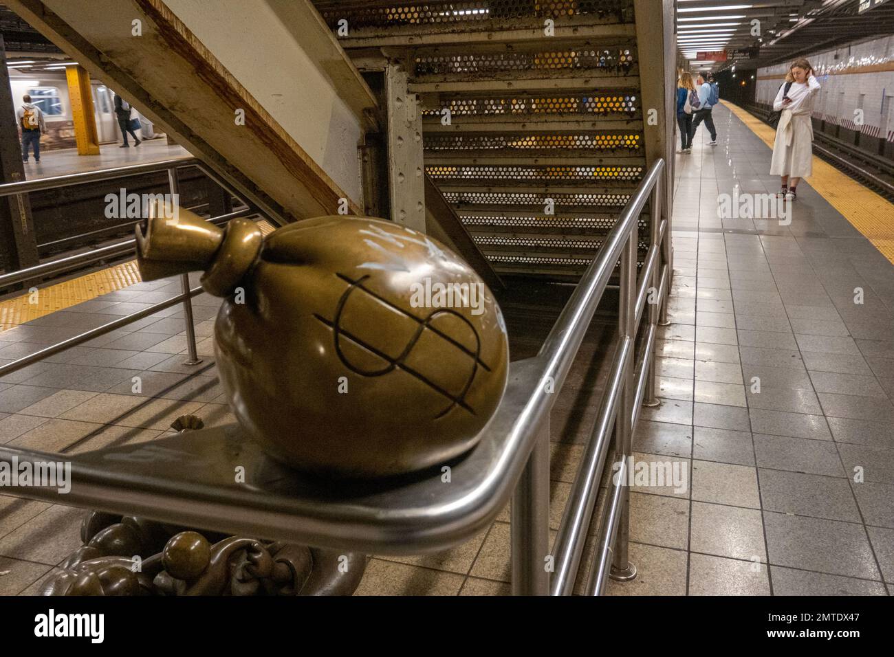 tom Otterness sculture sulla piattaforma della 8th Avenue stazione della metropolitana a Manhattan New York City Foto Stock