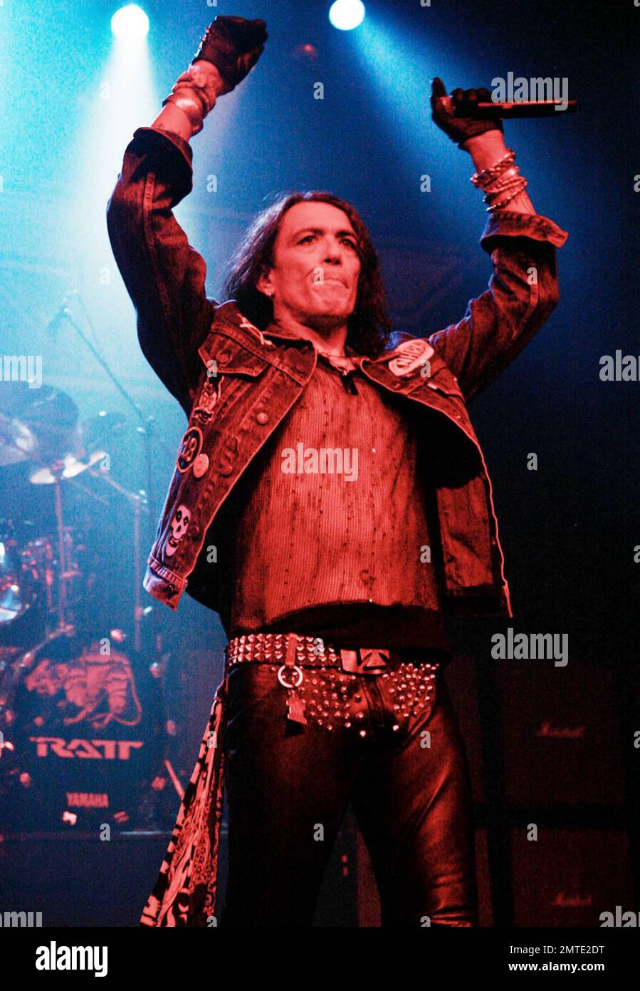 Stephen Pearcy della band americana glam metal Ratt suona dal vivo al Majestic Ventura Theatre. Ratt si formò originariamente nel 1976, registrando e girando fino al 1992, quando prese un periodo di sospensione fino al 1996. Il settimo album in studio della band, 'infestation', è stato pubblicato il 20th aprile di quest'anno. Ventura, California. 05/22/10. Foto Stock