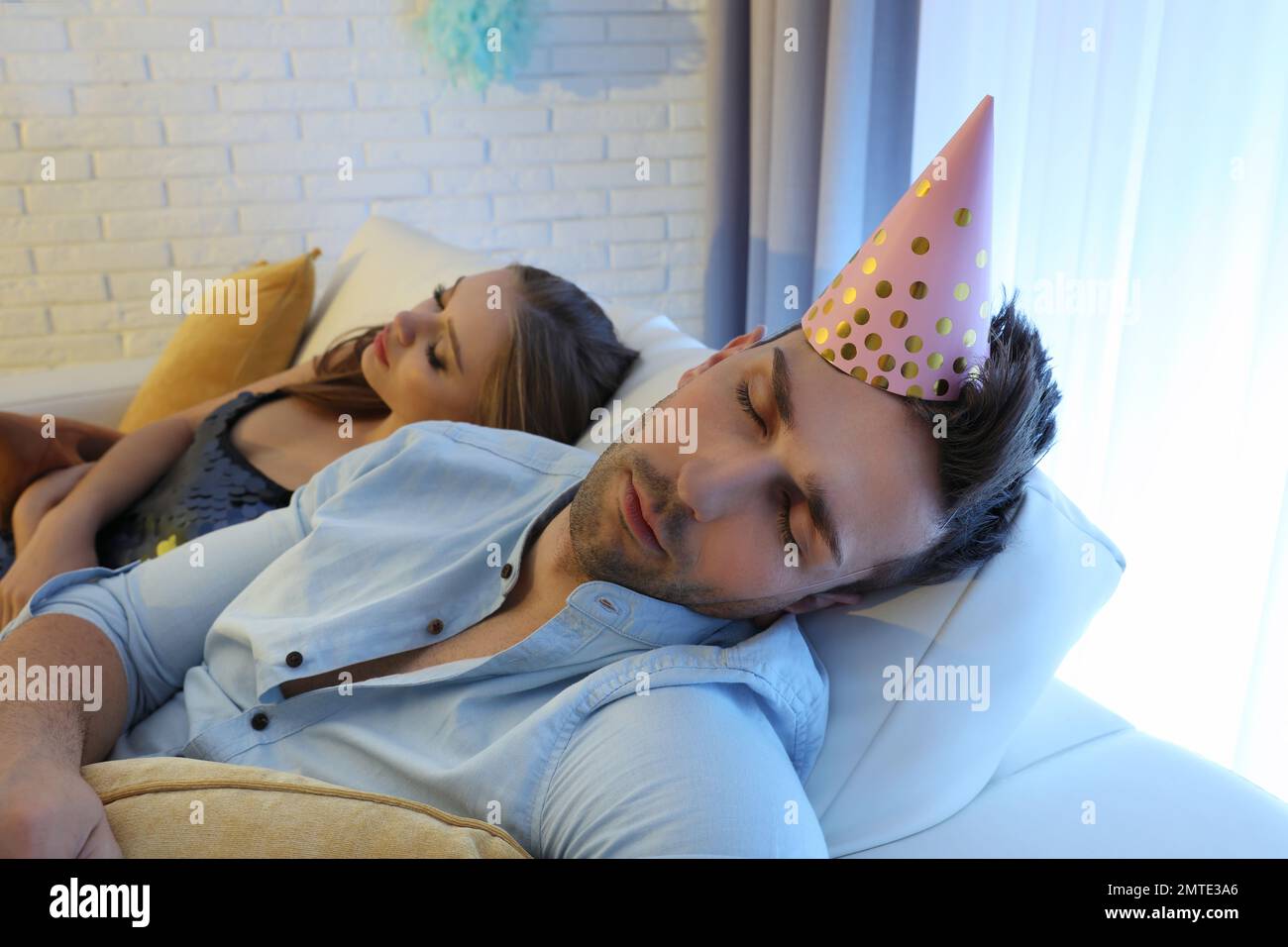 Dopo la festa, gli amici hanno bevuto sul divano della camera Foto Stock