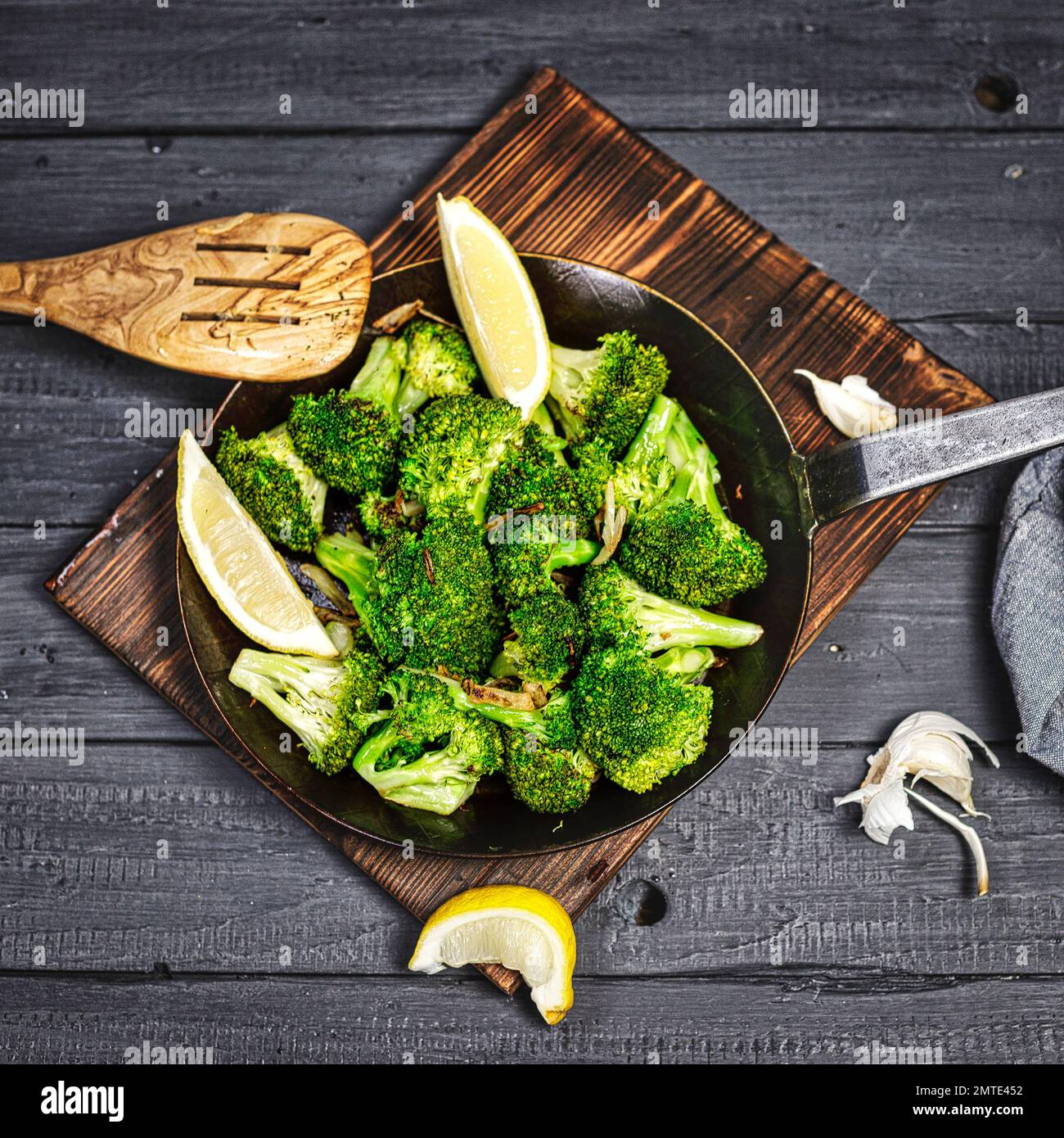 Brockoli / Broccoli mit Zitrone und Zwiebeln in der Pfanne Foto Stock