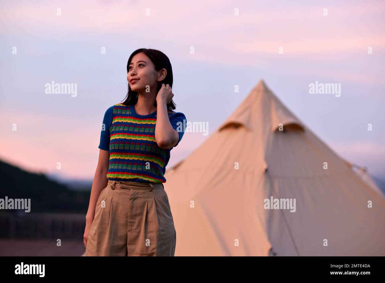 Giovane donna giapponese ritratto in campeggio Foto Stock